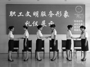 文明之儀，服務(wù)之禮——集中展示現(xiàn)代禮儀服務(wù)的核心內(nèi)涵與實(shí)踐價(jià)值